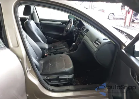 2015 Volkswagen Passat 1.8T Wolfsburg Edition z USA, uszkodzony, nr VIN 1VWAS7A3XFC015898